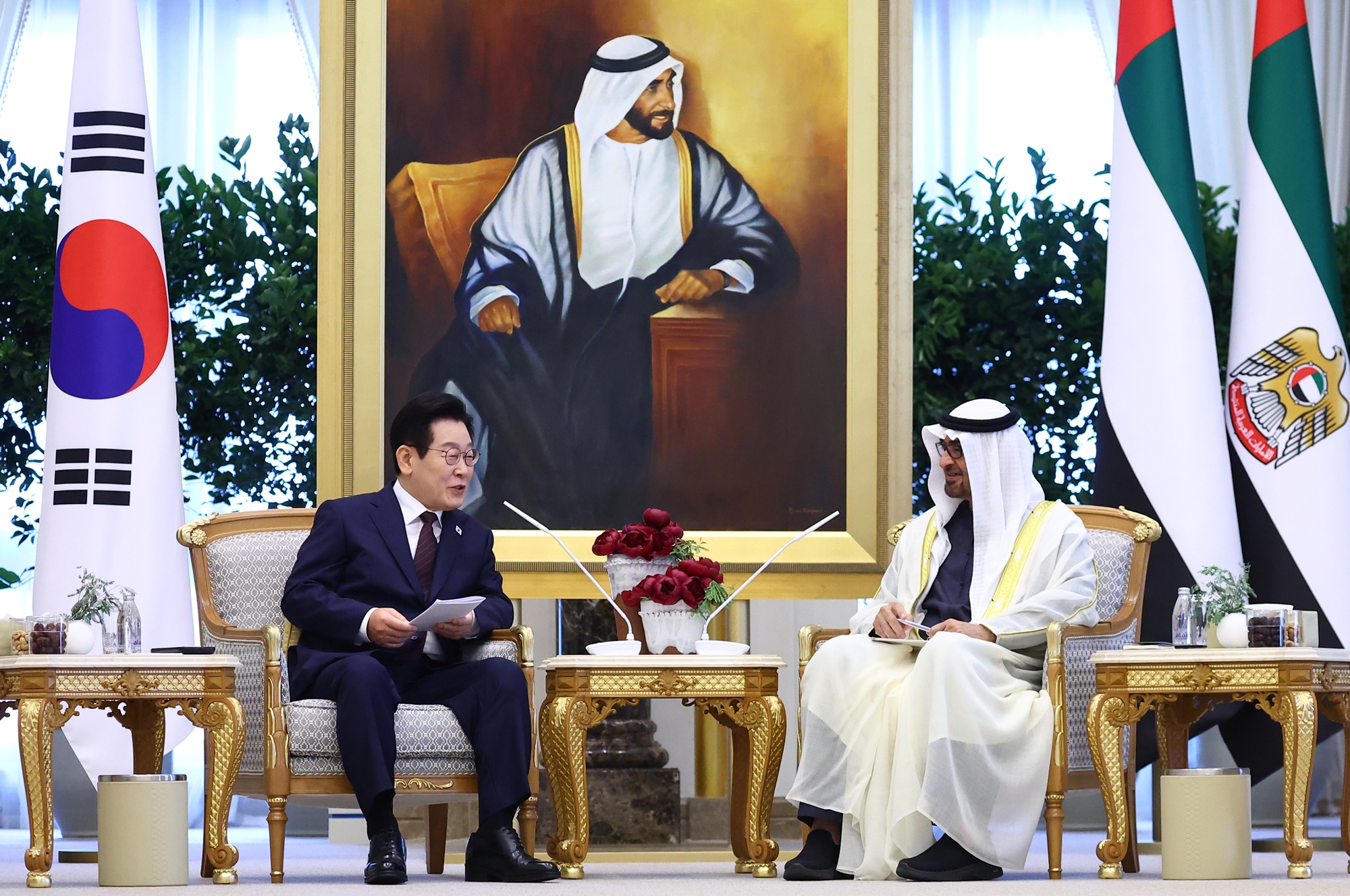 Presiden Lee Jae Myung (kiri) bertemu dengan Presiden UAE, Mohamed bin Zayed Al Nahyan, pada tanggal 18 November (waktu setempat) di Qasr Al Watan, Abu Dhabi, UAE. (Yonhap News)  