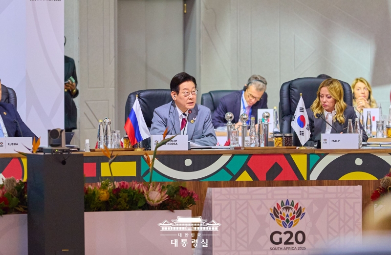 Presiden Lee Jae Myung (kiri) terlihat sedang memberikan pidato pada Sesi 1 KTT G20 yang digelar pada tanggal 22 November 2025 (waktu setempat) di Johannesburg Expo Center, Afrika Selatan. (Kantor Kepresidenan Republik Korea)  