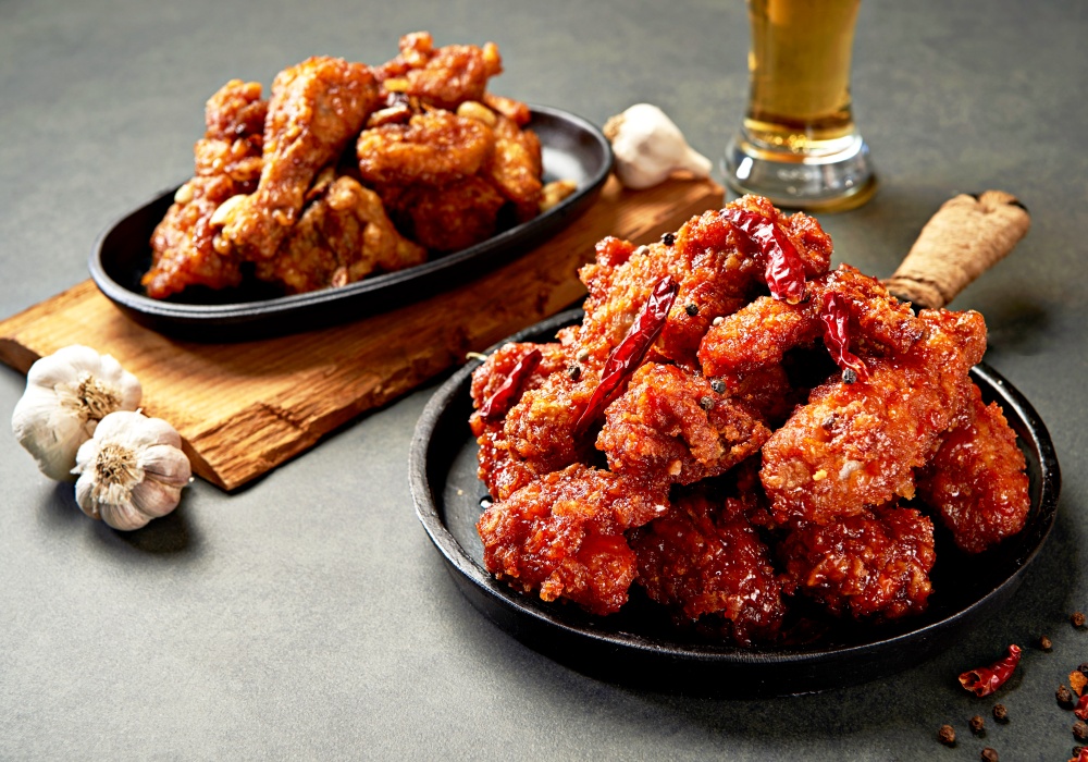 Menu makanan Korea yang paling dicintai masyarakat dunia pada tahun 2025 adalah ayam goreng ala Korea. Foto di atas menunjukkan ayam goreng saus ala Korea yang dibuat dengan menggunakan bawang putih dan cabai. (iClickArt) *Reproduksi dan pendistribusian ulang foto di atas secara tidak sah, dilarang berdasarkan Undang-undang Hak Cipta.  