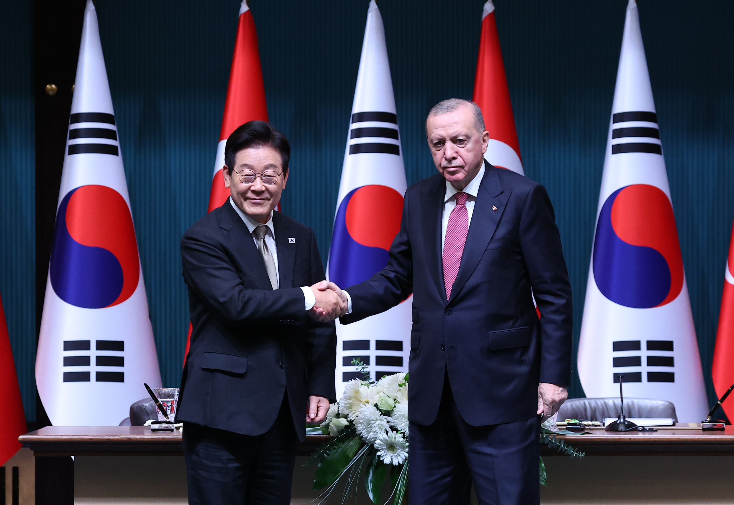 Presiden Lee Jae Myung (kiri) dan Presiden Turkiye Recep Tayyip Erdoğan terlihat sedang berjabat tangan setelah menyelesaikan pernyataan pers bersama di Istana Kepresidenan Ankara, Turkiye, pada tanggal 24 November 2025 (waktu setempat). (Yonhap News)