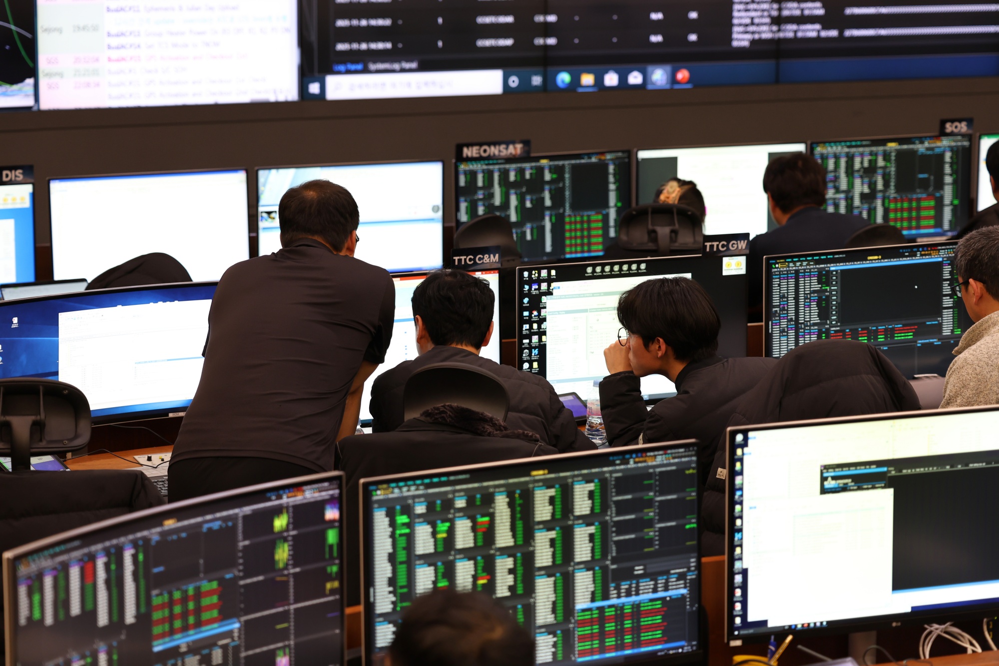 Para peneliti terlihat sedang melakukan operasi pengendalian NEXTSat-3 pada tanggal 27 November 2025 di Ruang Kendali Terpadu KARI, Daejeon. (KARI) 