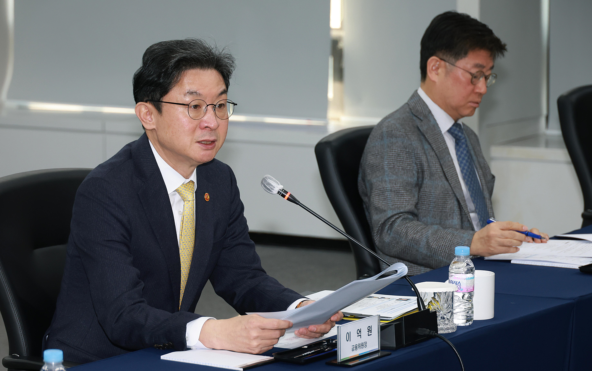 Komisi Jasa Keuangan Korea (FSC) dan Otoritas Jasa Keuangan Korea (FSS) pada tanggal 27 November 2025 mengumumkan rancangan pedoman yang direvisi untuk mengaktifkan penggunaan rekening terpadu bagi investor asing. Foto di atas menunjukkan Ketua FSC, Lee Eok-won, yang memberikan pernyataannya dalam pertemuan CEO perusahaan pembiayaan khusus yang digelar di Asosiasi Keuangan Kredit Seoul pada pagi hari tanggal 20 November 2025. (Komisi Jasa Keuangan Korea)