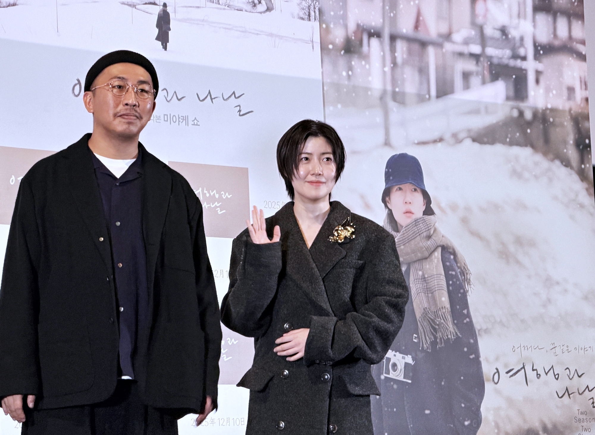 Sutradara Jepang Sho Miyake (kiri) yang datang ke Korea menjelang perilisan film Perjalanan dan Hari-hari, bersama aktris Shim Eun-kyung, terlihat sedang berpose ke arah wartawan dalam pemutaran khusus untuk pers dan konferensi pers yang digelar di CGV Yongsan I&rsquo;Park Mall, Yongsan-gu, Seoul, pada tanggal 2 Desember 2025. (Xu Aiying)
