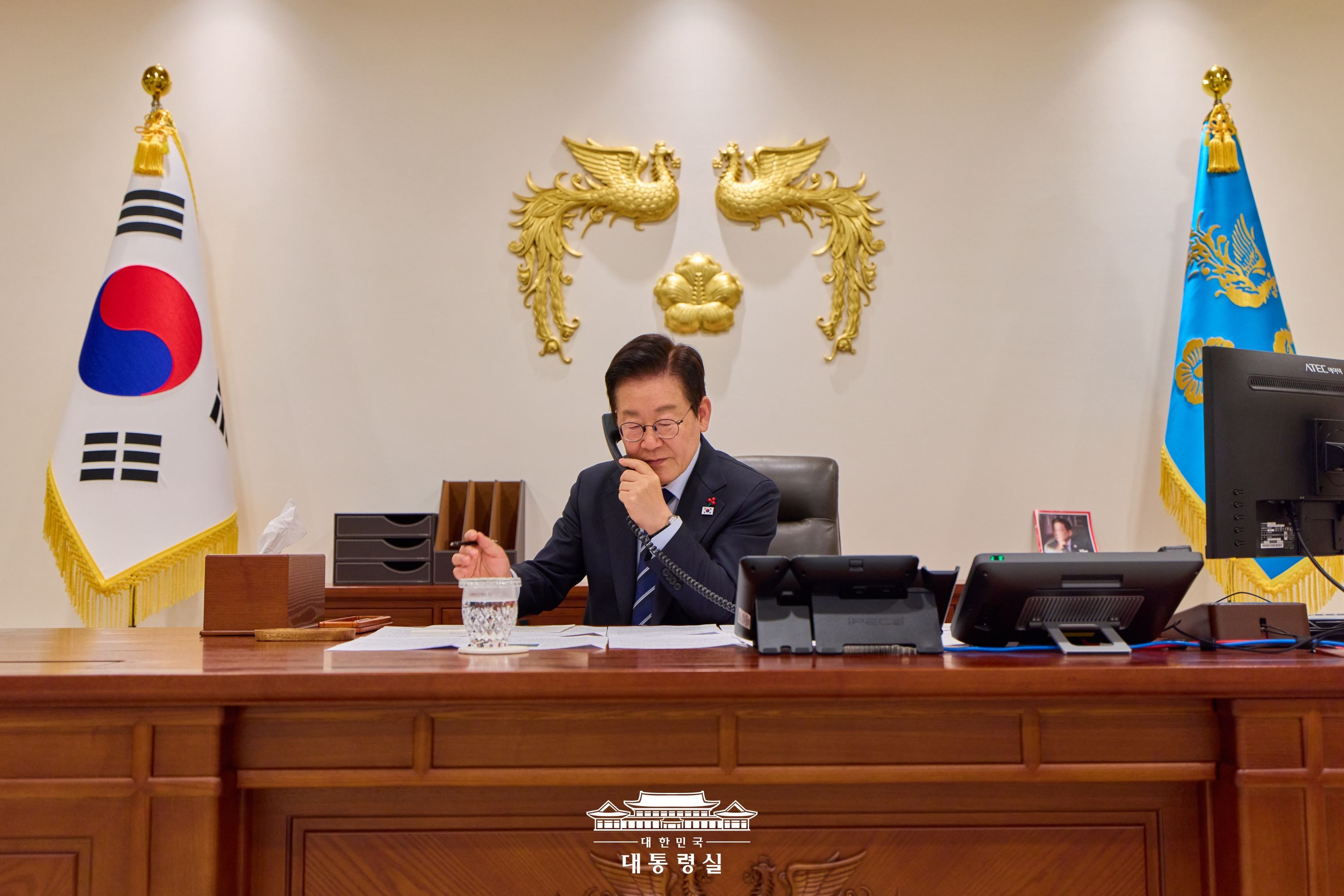Presiden Lee Jae Myung pada tanggal 4 Desember 2025 terlihat sedang melakukan pembicaraan telepon pertamanya sejak menjabat dengan Presiden Rumania, Nicusor Daniel Dan, di Kantor Kepresidenan di Yongsan-gu, Seoul. (Kantor Kepresidenan Republik Korea)