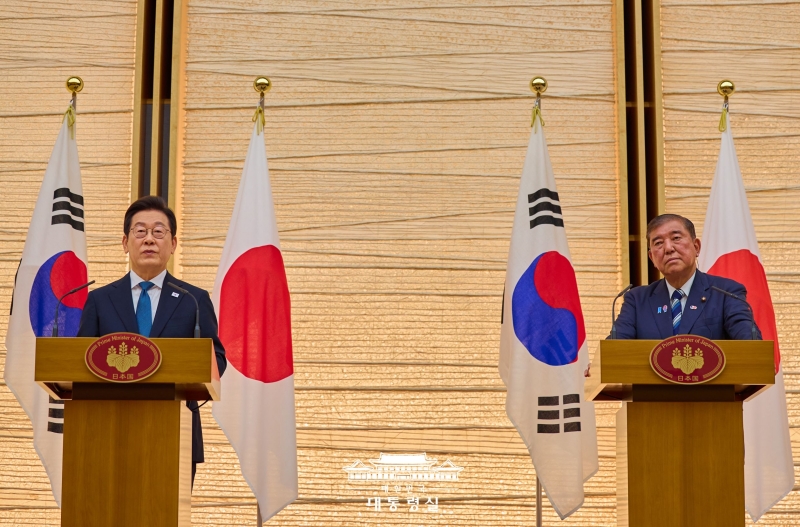 ubungan diplomasi antara Korea dan Jepang pun semakin pulih melalui konferensi tingkat tinggi yang dilakukan oleh Presiden Lee Jae Myung dengan berbagai pemimpin dunia. Presiden Lee menggelar KTT pertama dengan Presiden Amerika Serikat, Donald Trump, pada tanggal 25 Agustus 2025 (waktu setempat) di gedung putih dan mendiskusikan penguatan kerja sama yang dititikberatkan pada pengembangan industri perkapalan dan pertemuan dengan pemimpin Korea Utara, Kim Jong Un. Presiden Lee pun telah bertemu dengan mantan Perdana Menteri Jepang, Shigeru Isiba, sebanyak dua kali, yaitu pada tanggal 17 Juni 2025 (waktu setempat) di Kanada dan 23 Agustus 2025 di Jepang. Keduanya menyambut penguatan kerja sama nyata dalam peringatan 60 tahun normalisasi hubungan Korea dangan Jepang serta sepakat melanjutkan diplomasi ulang-alik antara Korea dengan Jepang. Presiden Lee pun telah berdialog dengan Presiden Tiongkok, Xi Jinping, saat Presiden Xi mengunjungi Korea untuk menghadiri APEC (Kerja Sama Ekonomi Asia Pasifik) pada tanggal 3 November 2025. Foto di atas menunjukkan Presiden Lee Jae Myung (kiri) dan mantan Perdana Menteri Jepang, Shigeru Ishiba, saat memberikan konferensi pers bersama setelah menyelesaikan KTT yang digelar pada tanggal 23 Agustus 2025 di kediaman Perdana Menteri Jepang yang terletak di Tokyo, Jepang.