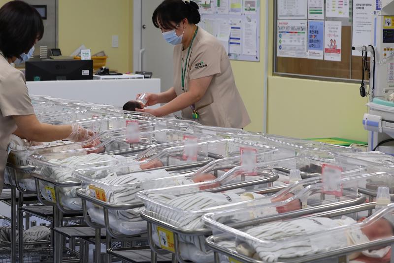 Angka kelahiran anak di Korea meningkat untuk pertama kalinya dalam sembilan tahun sehingga mendorong tingkat kesuburan di Korea ke angka 0,75 orang. Pada tanggal 26 Februari 2025 Badan Statistik Korea merilis data statistik terkait angka kelahiran dan kematian tahun 2024. Menurut data tersebut, angka kelahiran anak di Korea meningkat sebesar 8.300 orang (3,6%) sehingga mencapai 238.300 orang anak. Angka kelahiran anak tersebut berkontribusi untuk meningkatkan tingkat kesuburan sebesar 0.03 orang sehingga mencapai 0,75 orang. Angka kelahiran anak di Korea terus turun selama delapan tahun berturut-turut setelah sempat mencapai titik tertinggi sebanyak 438.420 orang anak di tahun 2015. Foto di atas menunjukkan dua orang tenaga medis yang sedang mengecek keadaan bayi baru lahir pada tanggal 26 Februari 2025 di Rumah Sakit Ain, Michuhol-gu, Kota Incheon. (Yonhap News)