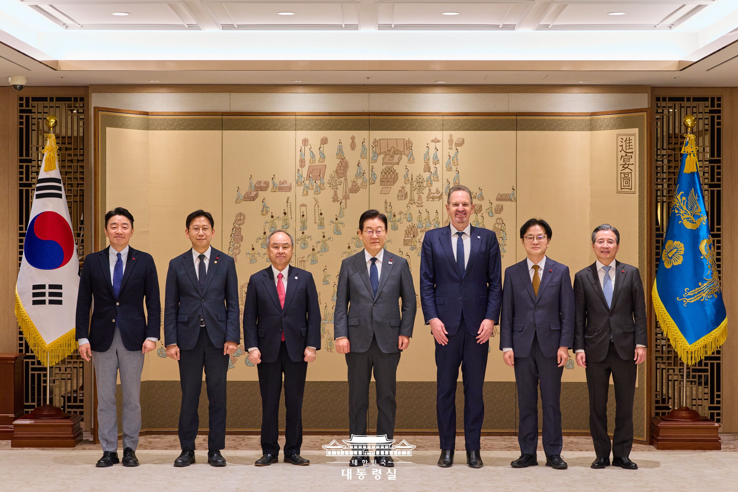 Presiden Lee Jae Myung (keempat dari kiri) berfoto bersama Presiden Direktur Grup SoftBank, Mayasoshi Son (ketiga dari kiri) dan CEO arm, Rene Haas (ketiga dari kanan) bersama pejabat tinggi Korea lainnya pada tanggal 5 Desember 2025 di Kantor Kepresidenan Republik Korea, Yongsan-gu, Kota Seoul. (Kantor Kepresidenan Republik Korea)  