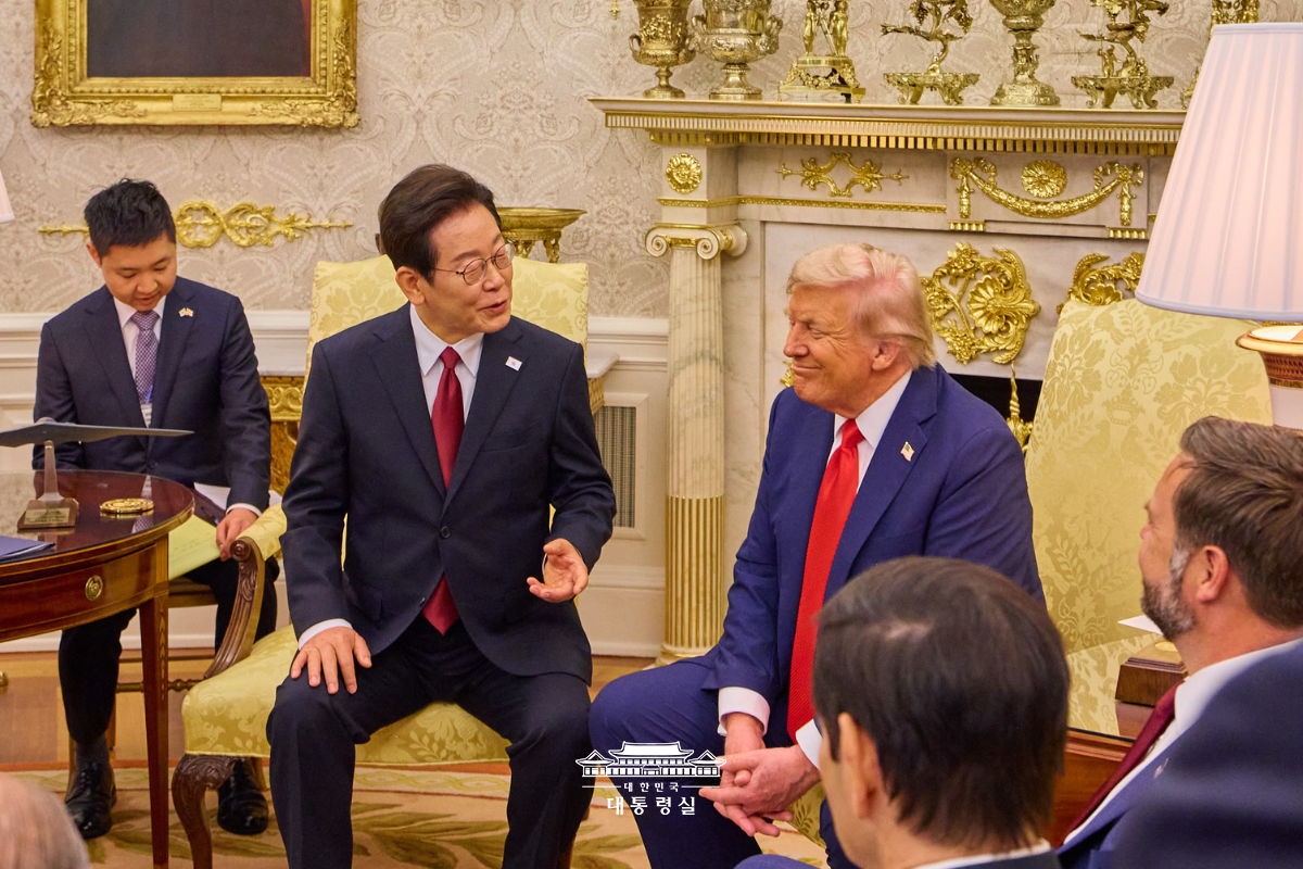 Presiden Lee Jae Myung (kiri) dan Presiden Amerika Serikat Donald Trump terlihat sedang mengadakan KTT Korea&ndash;Amerika Serikat di Gedung Putih, Washington, D.C., pada tanggal 25 Agustus 2025 (waktu setempat).