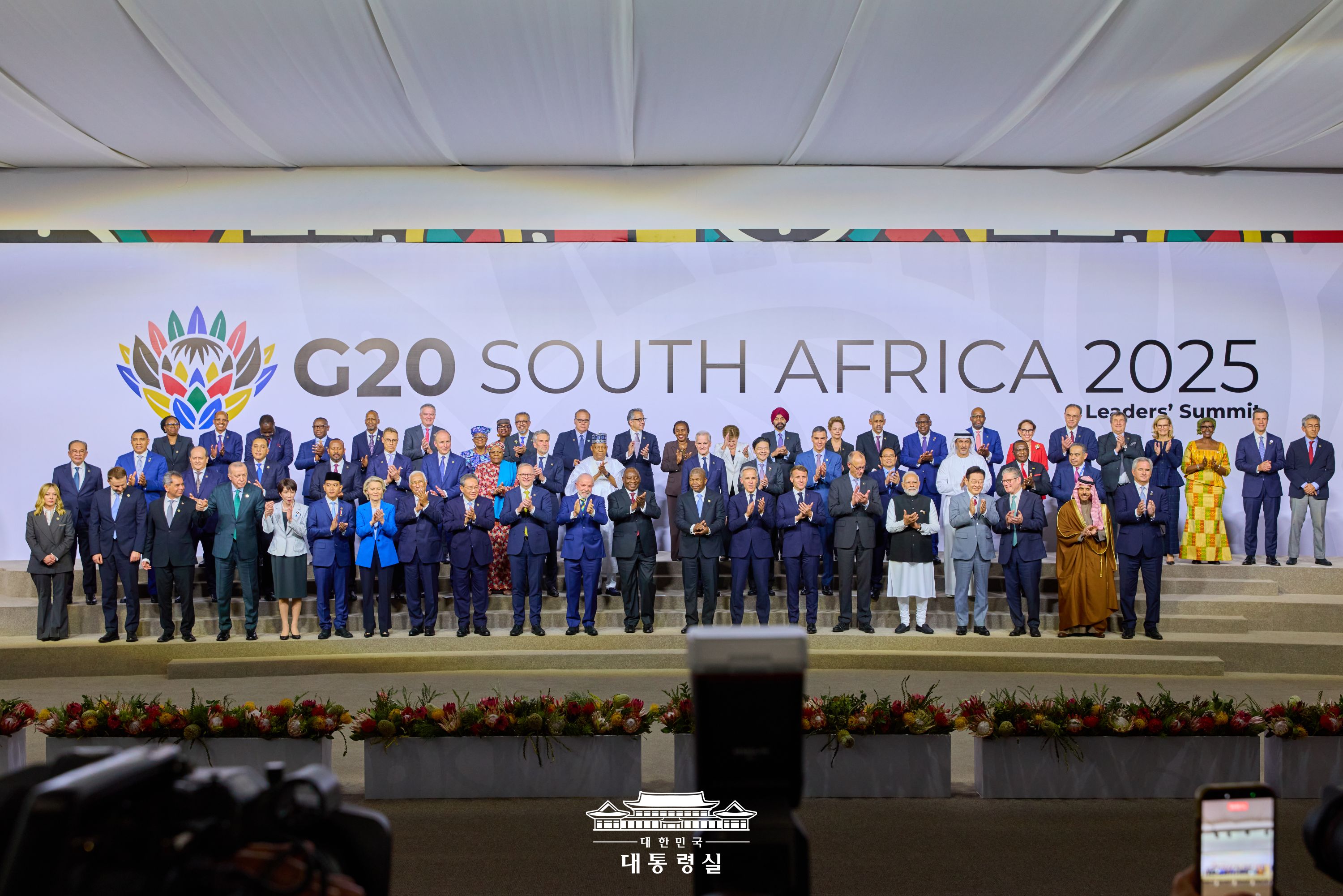 ▲Presiden Lee Jae Myung (baris pertama, keempat dari kanan) terlihat sedang berfoto bersama para pemimpin negara pada Konferensi Tingkat Tinggi (KTT) G20 yang digelar pada tanggal 22 November 2025 di Nasrec Expo Centre, Johannesburg, Afrika Selatan.