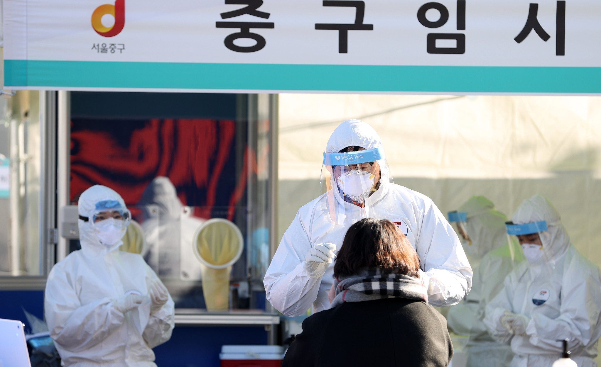 Institut Kesehatan Nasioanl (NIH) di bawah Badan Pengendalian dan Pencegahan Penyakit Korea (KDCA) pada tanggal 10 Desember 2025 mengumumkan bahwa pihaknya berhasil mengungkap penyebab gangguan kognitif, termasuk penurunan konsentrasi dan daya ingat yang dilaporkan setelah infeksi Covid-19, melalui penelitian berbasis uji coba pada hewan. Foto di atas menunjukkan seorang warga yang sedang menjalani tes Covid-19 di lokasi pemeriksaan sementara di depan Stasiun Seoul, Jung-gu, Seoul, pada tanggal 17 Desember 2020. (Korea.net DB)