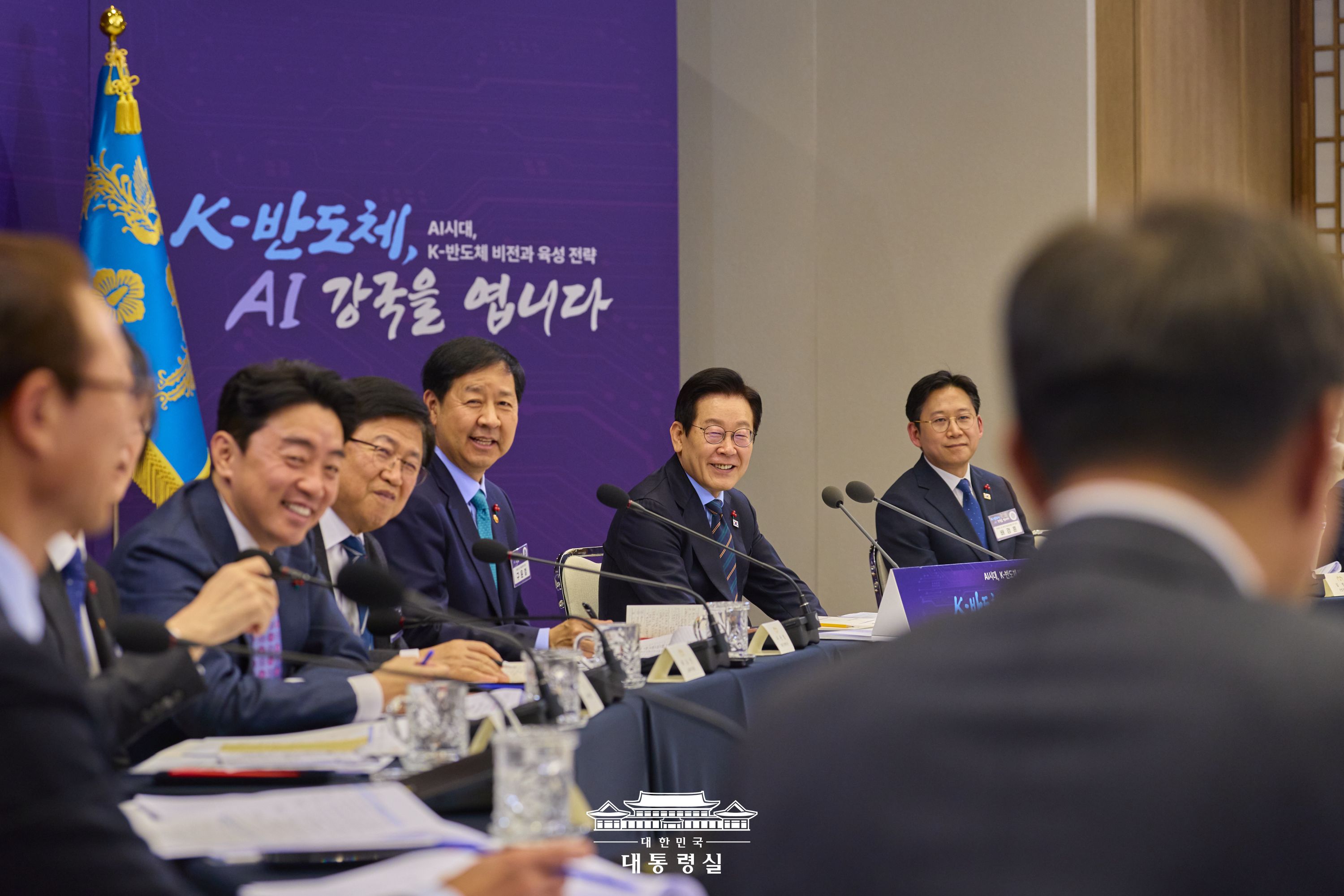 Presiden Lee Jae Myung (kedua dari kanan) terlihat sedang mendiskusikan strategi industri semikonduktor Korea bersama kementerian terkait dalam rapat yang digelar pada tanggal 10 Desember 2025 di Kantor Kepresidenan Korea, Yongsan-gu, Kota Seoul. (Kantor Kepresidenan Republik Korea)   
