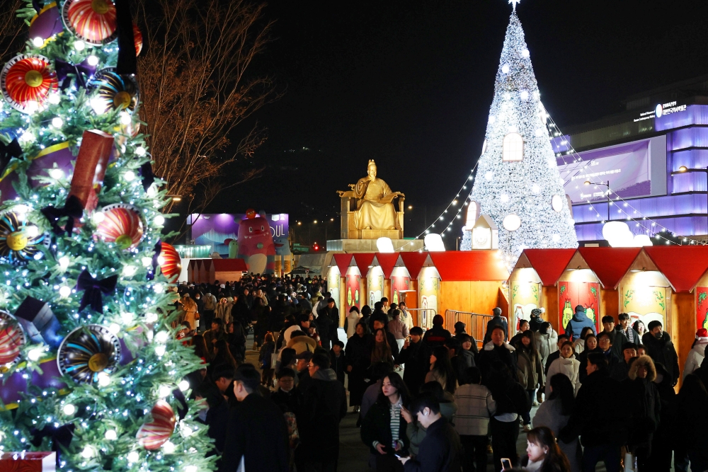 Warga terlihat memadati Pasar Natal yang digelar di Alun-alun Gwanghwamun pada tanggal 14 Desember 2025. Pasar tersebut dibuka sebagai bagian dari Seoul Winter Festa.  