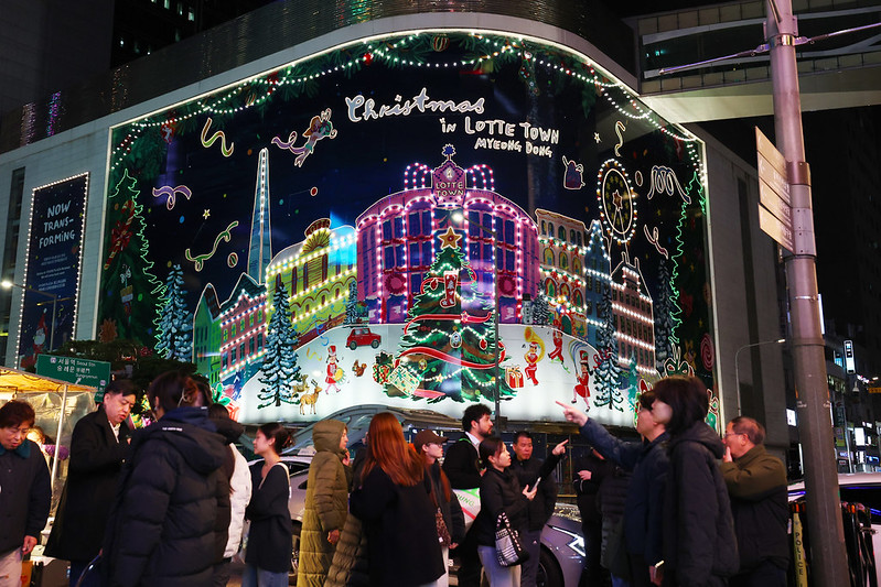 Wisatawan terlihat memenuhi jalanan di seberang Mal Lotte di Myeongdong pada tanggal 27 November 2025. (Lee Jeong Woo)  
