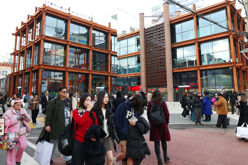 Kementerian Kebudayaan, Olahraga, dan Pariwisata pada tanggal 23 Desember 2025 menyatakan bahwa jumlah wisatawan asing yang mengunjungi Korea tahun 2025 diperkirakan akan melampaui 18,7 juta orang, mencetak rekor tertinggi sepanjang sejarah. Foto di atas menunjukkan wisatawan lokal dan asing yang mengunjungi kawasan Seongsu-dong, Seongdong-gu, Seoul. (Lee Jeong Woo)