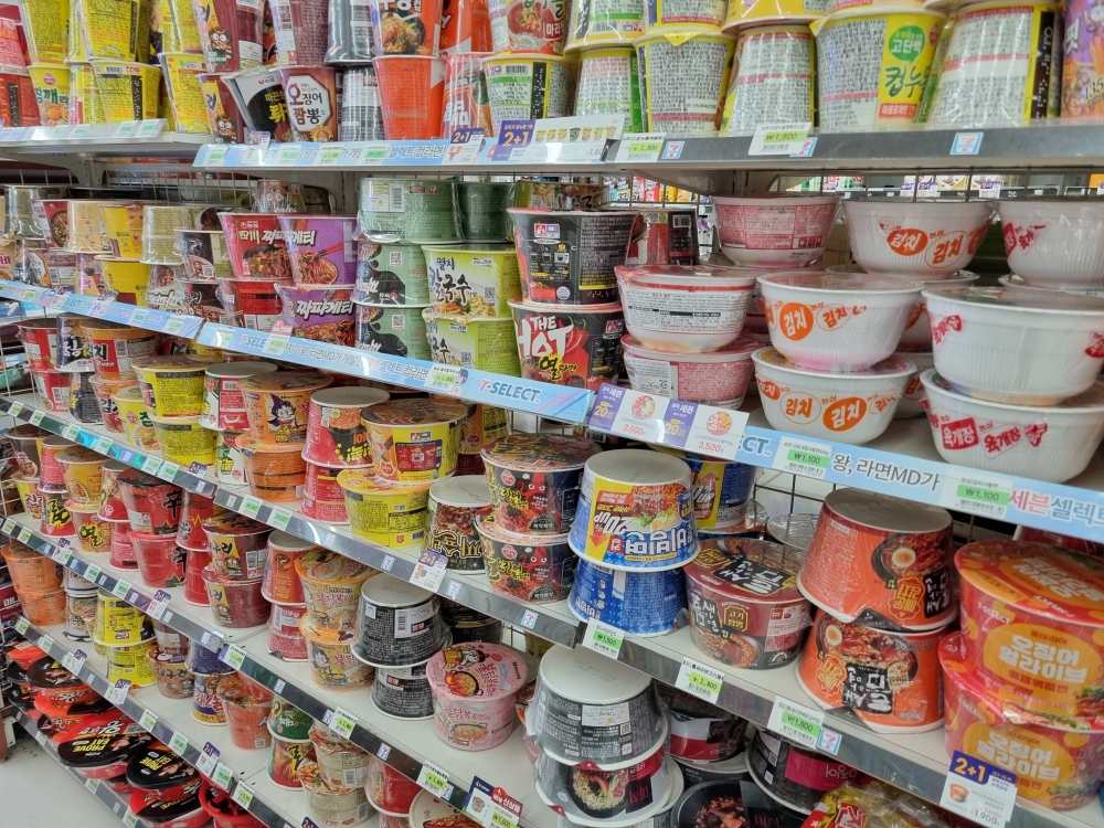 Pemerintah Korea menetapkan target ekspor makanan Korea sebesar 21 miliar dolar AS pada 2030. Foto di atas menunjukkan produk-produk mi instan yang dijual di sebuah minimarket di Jongno-gu, Seoul. (Aisylu Akhmetzianova)