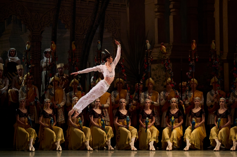 Balerino Jeon Minchul tampil dalam balet La Bayad&egrave;re. (Mikhail Vilchuk / Teater Mariinsky)