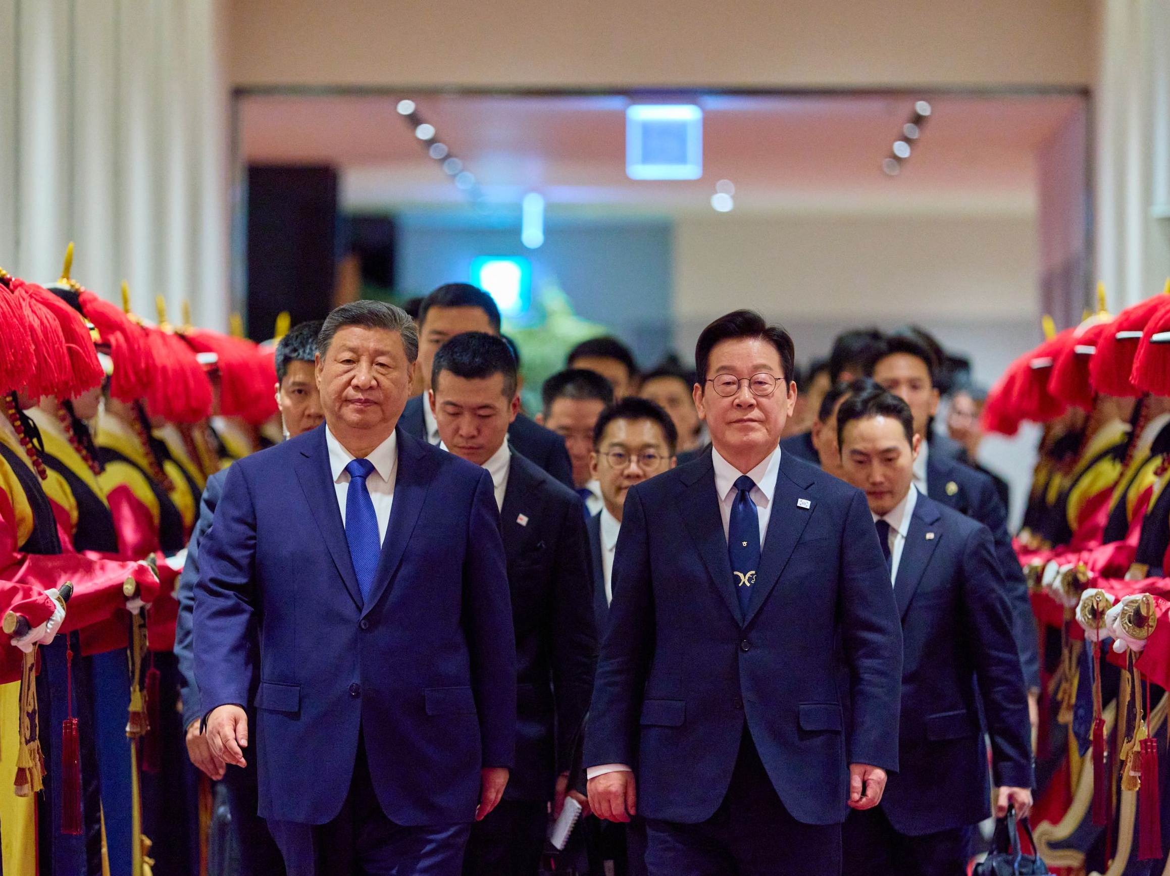 Presiden Lee Jae Myung akan berkunjung secara resmi ke Tiongkok pada tanggal 4-7 Januari 2026 atas undangan Presiden Tiongkok, Xi Jinping. Foto di atas menunjukkan Presiden Lee (kanan) yang sedang berjalan bersama Presiden Xi untuk menghadiri jamuan makan malam kenegaraan pada tanggal 1 November 2025 di Kota Gyeongju, Provinsi Gyeongsangbuk. (Cheong Wa Dae) 