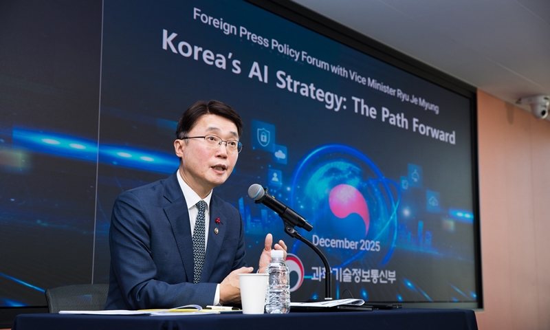 Wakil Menteri Ilmu Pengetahuan dan Teknologi Informasi, Ryu Je Myung, memperkenalkan strategi utama pemerintah Korea terkait kecerdasan buatan dalam forum kebijakan untuk wartawan asing yang digelar pada tanggal 5 Desember 2025 di Korea Press Center, Jung-gu, Seoul. (Kementerian Ilmu Pengetahuan dan Teknologi Informasi)  