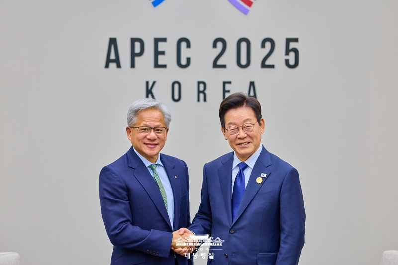 Presiden Lee Jae Myung berjabat tangan dengan CEO NVIDIA, Jensen Huang, saat Jensen berkunjung pada acara KTT APEC di HICO, Kota Gyeongju, Provinsi Gyeongsangbuk. (Cheong Wa Dae)   