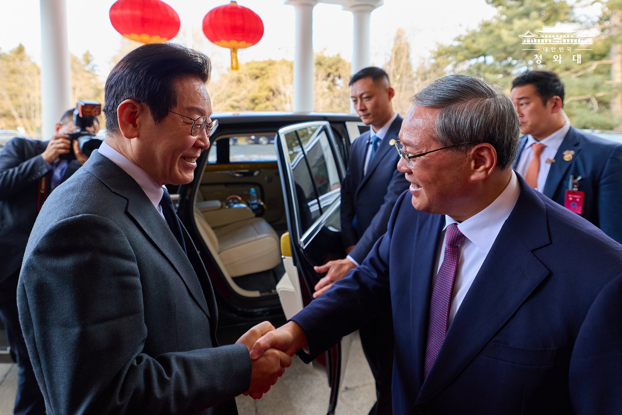 Presiden Lee Jae Myung (kiri) terlihat sedang berjabat tangan dengan Perdana Menteri Tiongkok, Li Qiang, pada tanggal 6 Januari 2026 (waktu setempat) di Wisma Tamu Negara Diaoyutai, Beijing.  