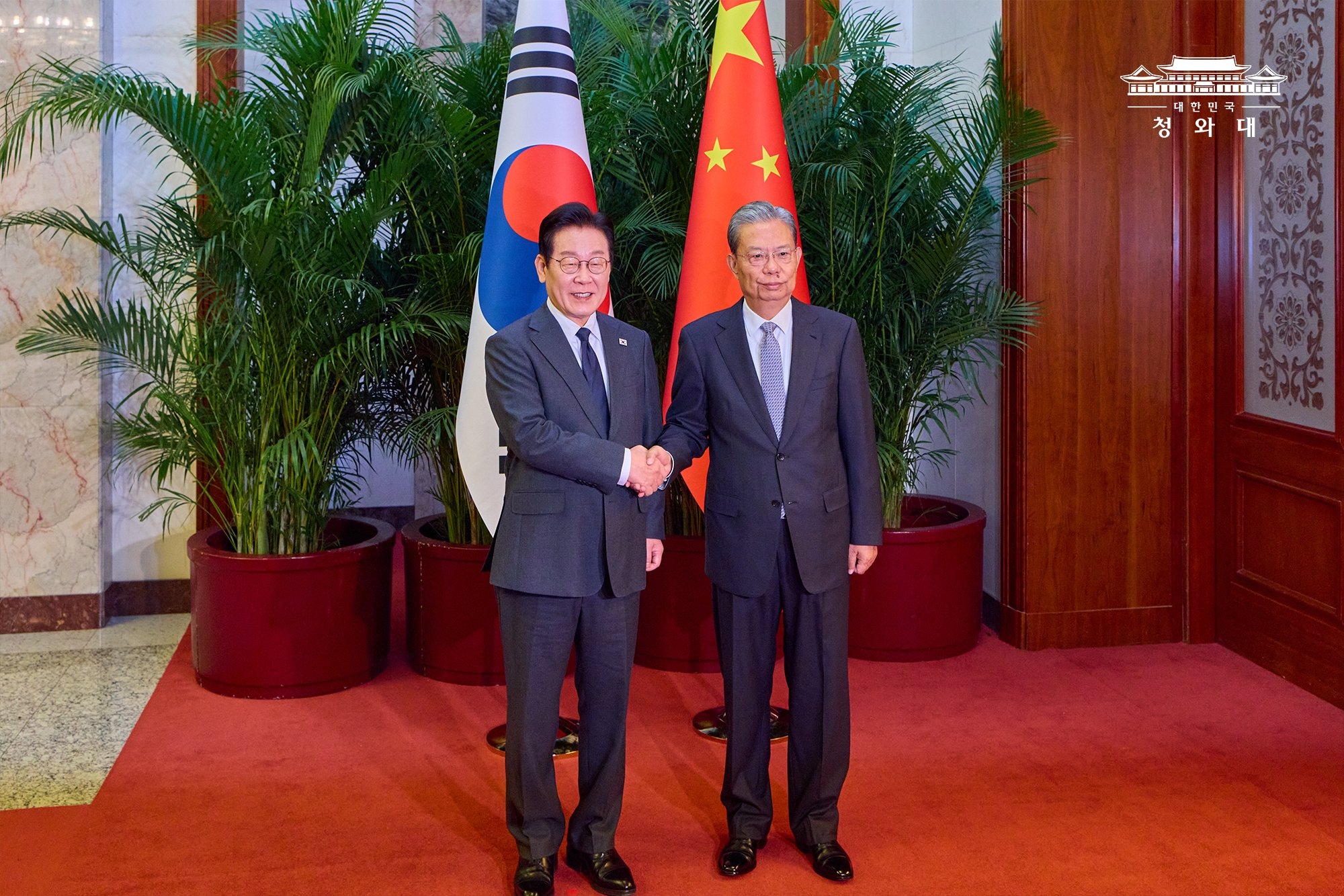 Presiden Lee Jae Myung (kiri) berfoto bersama Ketua Komite Tetap Kongres Rakyat Nasional Tiongkok, Zhao Leji, pada tanggal 6 Januari 2026 di Balai Agung Rakyat, Beijing.  