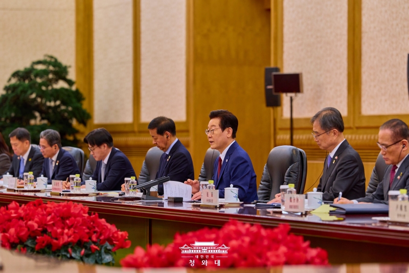 Presiden Lee Jae Myung (ketiga dari kanan) terlihat sedang memberikan pernyataan dalam KTT (Konferensi Tingkat Tinggi) Korea-Tiongkok yang digelar pada tanggal 5 Januari 2026 (waktu setempat) di Balai Agung Rakyat, Beijing, Tiongkok. (Cheong Wa Dae)  