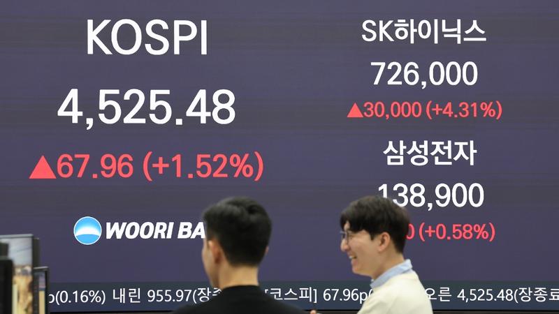 Pada tanggal 6 Januari 2026, harga penutupan KOSPI, Samsung Electronics, dan SK Hynix ditampilkan di ruang dealing Woori Bank di Jung-gu, Seoul. (Yonhap News)