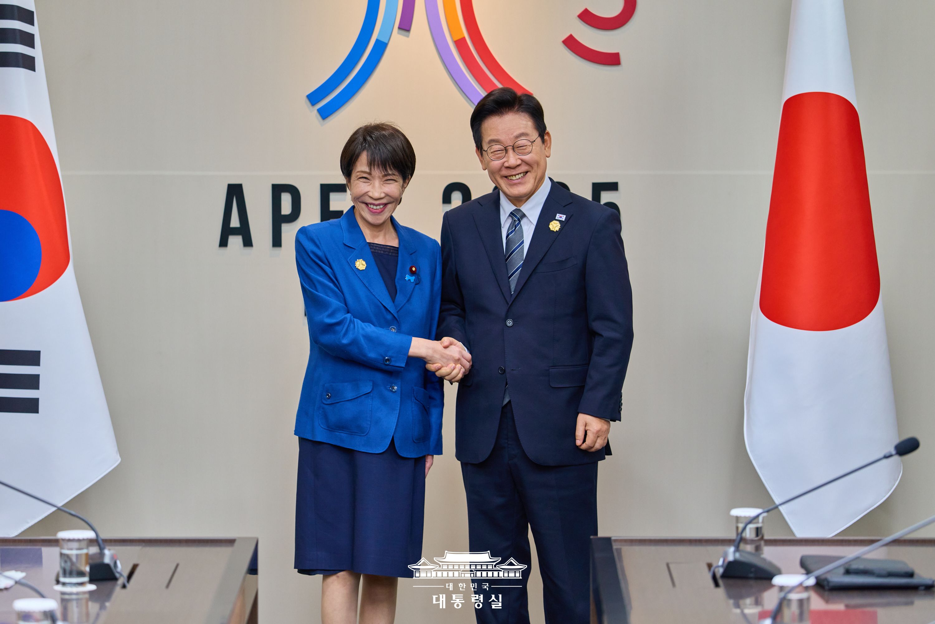 Presiden Lee Jae Myung dan Perdana Menteri Jepang, Sanae Takaichi, berjabat tanggan sebelum menggelar KTT Korea-Jepang pada tanggal 30 Oktober 2025 dalam gelaran KTT APEC di Gyeongju, Provinsi Gyeongsangbuk. (Cheong Wa Dae)  
