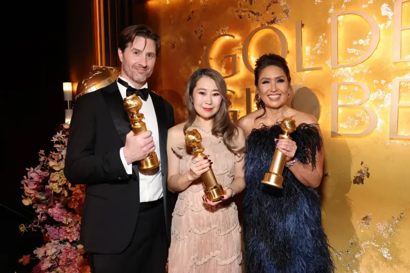 Pada ajang Golden Globe Awards ke-83 yang digelar pada tanggal 11 Januari 2026 (waktu setempat) di Beverly Hilton Hotel, Los Angeles, sutradara Maggie Kang (tengah) yang meraih Film Animasi Terbaik lewat KPop Demon Hunters, bersama sutradara pendamping Chris Appelhans (kiri) dan produser Michelle Wong.