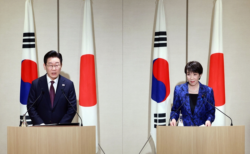 Presiden Lee Jae Myung (kiri) menggelar konferensi pers bersama Perdana Menteri Jepang, Sanae Takaichi, setelah menggelar KTT Korea-Jepang pada tanggal 13 Januari 2026 di Prefektur Nara, Jepang. (Yonhap News) 