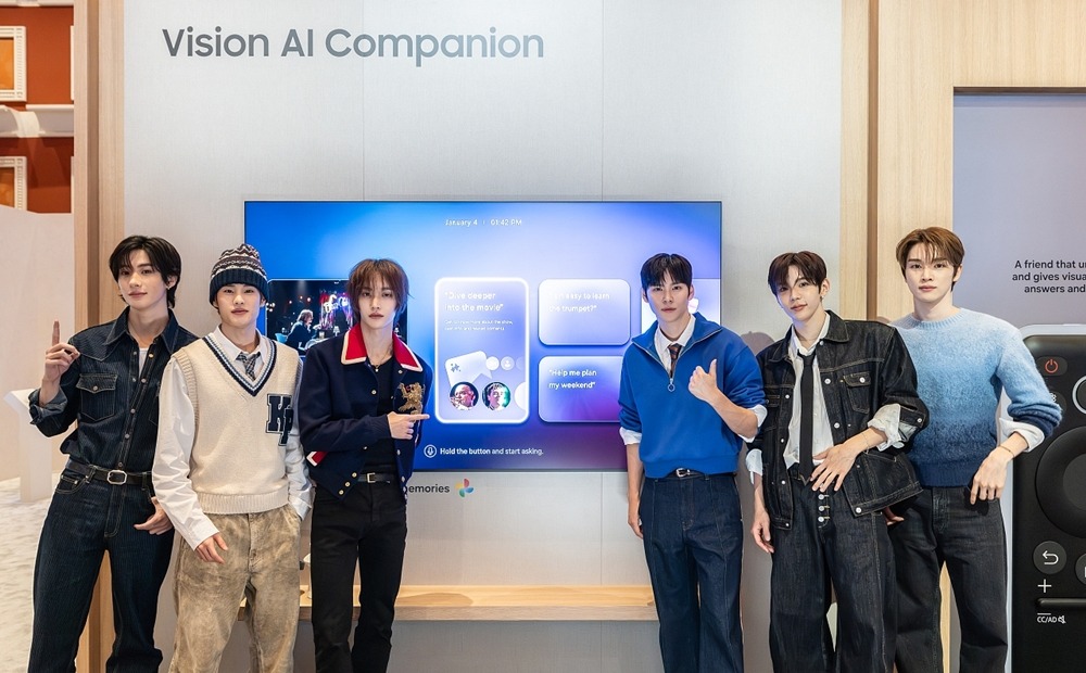 Grup idola K-pop RIIZE memperkenalkan platform AI terpadu TV Samsung, Vision AI Companion, di paviliun pameran Samsung Electronics pada CES 2026 yang digelar pada tanggal 4 Januari 2026 (waktu setempat) di Las Vegas, Amerika Serikat. (Samsung Electronics)