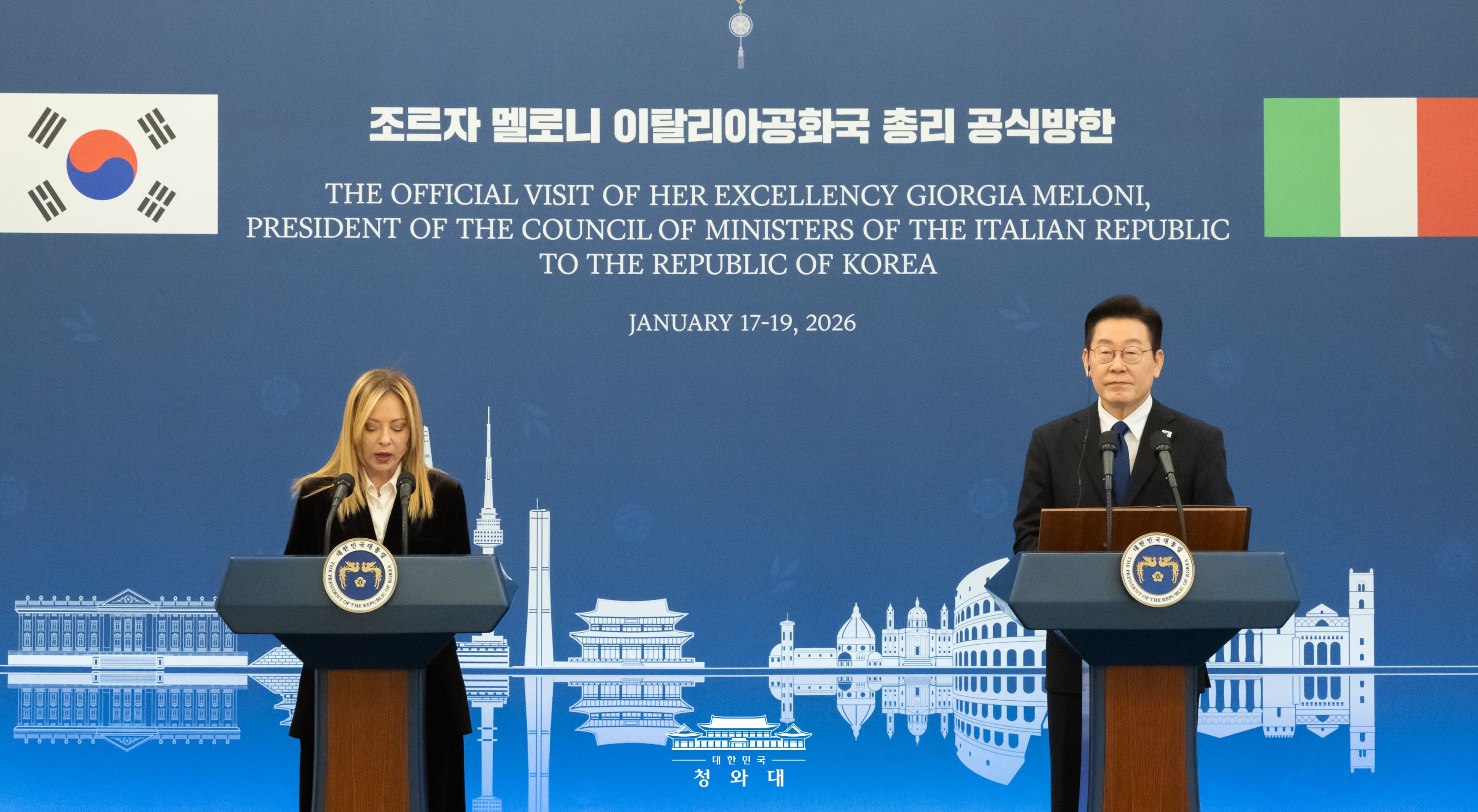 Presiden Lee Jae Myung (kanan) dan Perdana Menteri Italia, Giorgia Meloni, menggelar konferensi pers setelah KTT yang digelar pada tanggal 19 Januari 2026 di Cheong Wa Dae. 