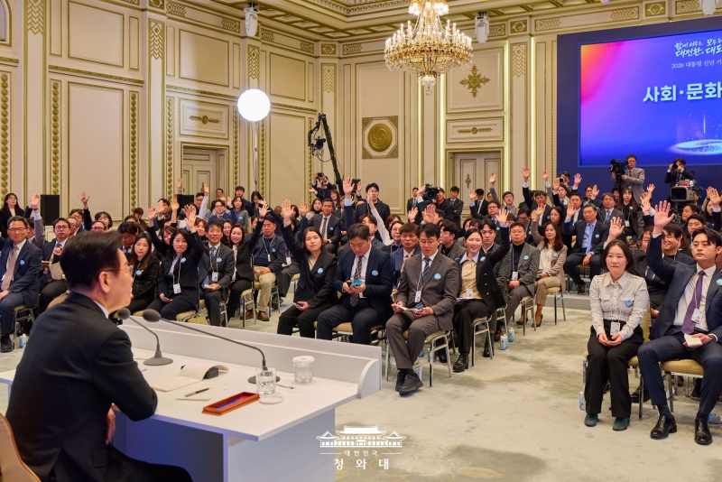 Presiden Lee Jae Myung terlihat sedang menerima pertanyaan dari para wartawan dalam konferensi pes awal tahun yang digelar pada tanggal 21 Januari 2026 di Yeongbingwan, Cheong Wa Dae.