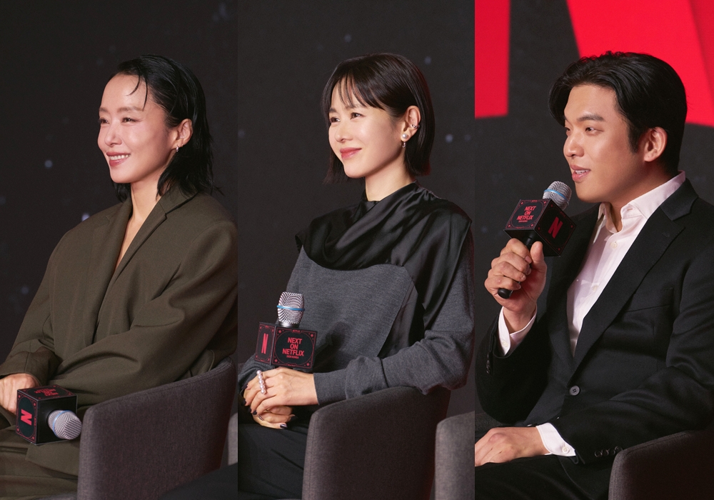 Aktor Jeon Do-yeon (kiri) dan Son Ye-jin (tengah), serta Koki Sung Anh memperkenalkan konten mereka masing-masing saat menghadiri acara Next on Netflix 2026 Korea yang digelar pada tanggal 21 Januari 2026 di Conrad Seoul, Yeongdeungpo-gu, Seoul.