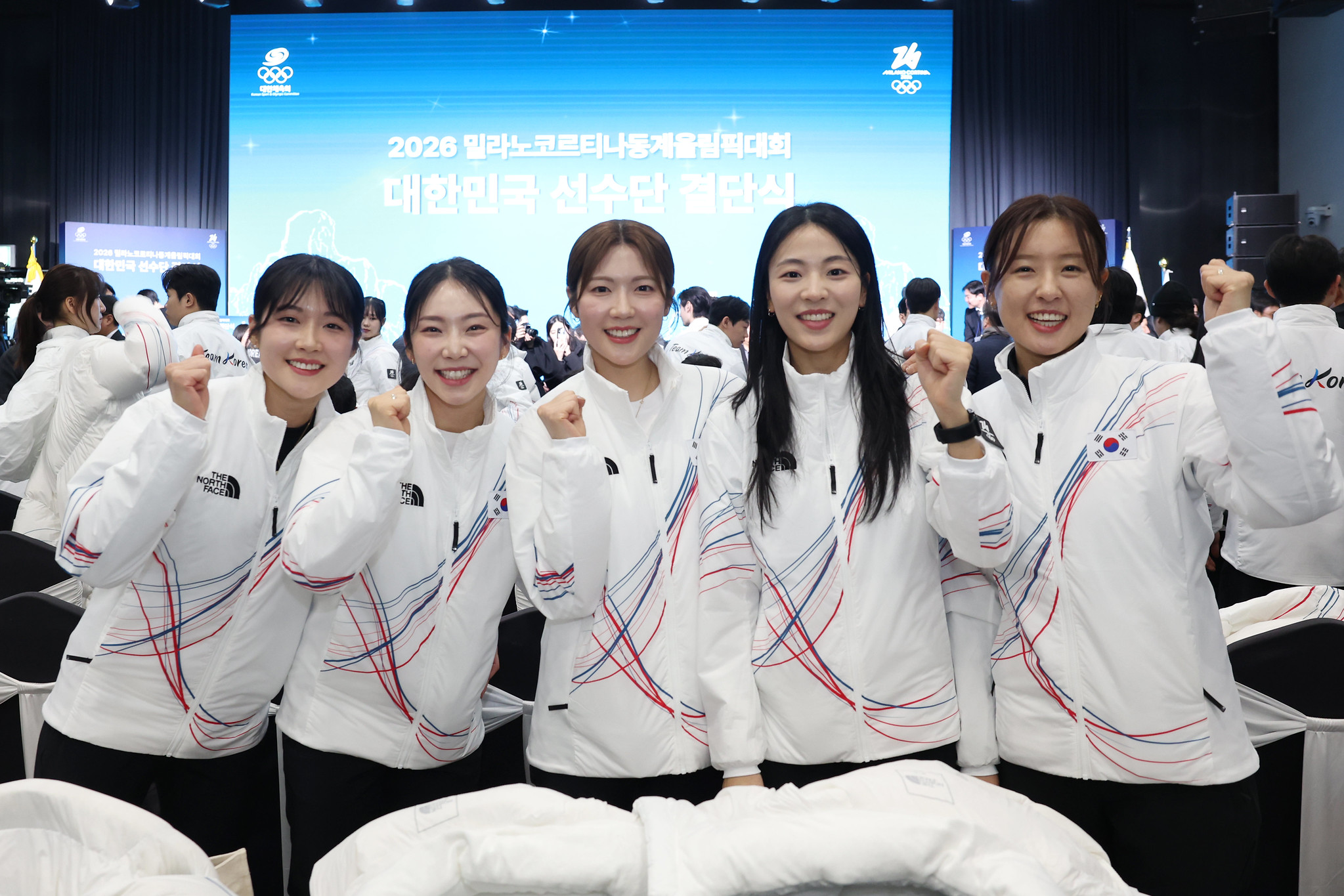 Tim nasional Korea untuk cabang olahraga curling berfoto bersama dalam upacara pelepasan kontingen Olimpiade Musim Dingin Milano-Cortina 2026 yang digelar pada tanggal 22 Januari 2026 di Seoul Olympic Parktel, Songpa-gu, Seoul. 