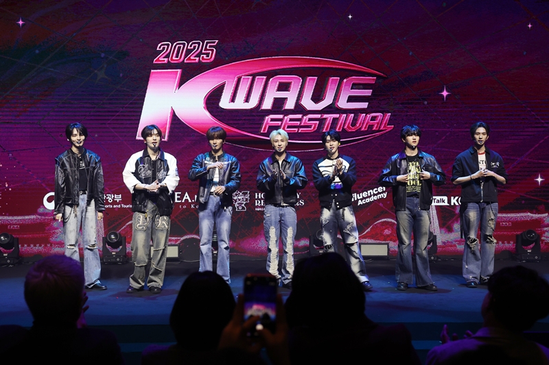 Pemerintah akan membentuk adana kebijakan untuk konten sebesar 730 miliar won untuk menyambut Era K-Culture 300 Triliun Won. Foto di atas menunjukkan EPEX yang sedang memberikan salam kepada para penonton K-Wave Festival pada tanggal 8 November 2025 di CKL, Jung-gu, Seoul. (Lee Jeong Woo)
