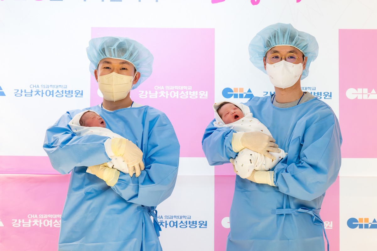 Dua orang ayah terlihat sedang menggendong bayi mereka masing-masing karena bayi mereka menjadi bayi-bayi pertama yang lahir pada tanggal 1 Januari 2026 di Rumah Sakit Universitas CHA Gangnam, Gangnam-gu, Kota Seoul. (Rumah Sakit Universitas CHA Gangnam, Gangnam-gu, Kota Seoul)  