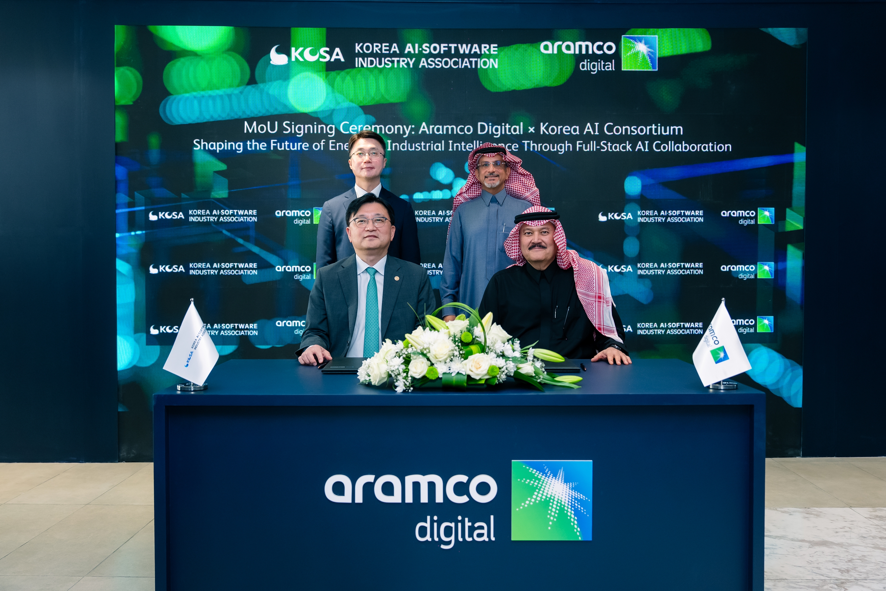 Wakil Menteri Ilmu Pengetahuan dan Teknologi Informasi, Ryu Je Myung (kiri atas), berfoto bersama pada pejabat yang hadir dalam penandatanganan nota kesepahaman antara Konsorsium AI Korea dengan Aramco Digital pada tanggal 1 Februari 2026 (waktu setempat) di kantor Aramco Digital, Dammam, Arab Saudi. (Kementerian Ilmu Pengetahuan dan Teknologi Informasi)  