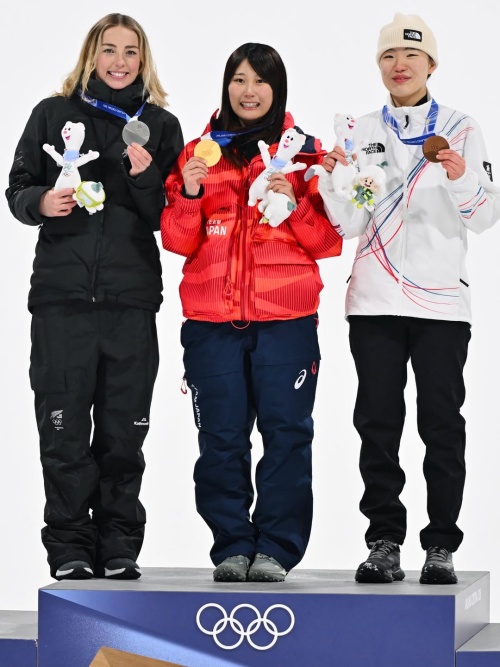 Yu Seungeun berpose setelah meraih medali perunggu dalam babak final snowboard big air putri Olimpiade Musim Dingin Milano-Cortina 2026 yang diselenggarakan pada tanggal 9 Februari 2026 (waktu setempat) di Livigno Snow Park, Italia. Dari kiri ke kanan: Sadowski Synnott Zioi (Selandia Baru), Murase Kokomo (Jepang), dan Yu. (Instagram resmi FIS Park and Pipe Series)