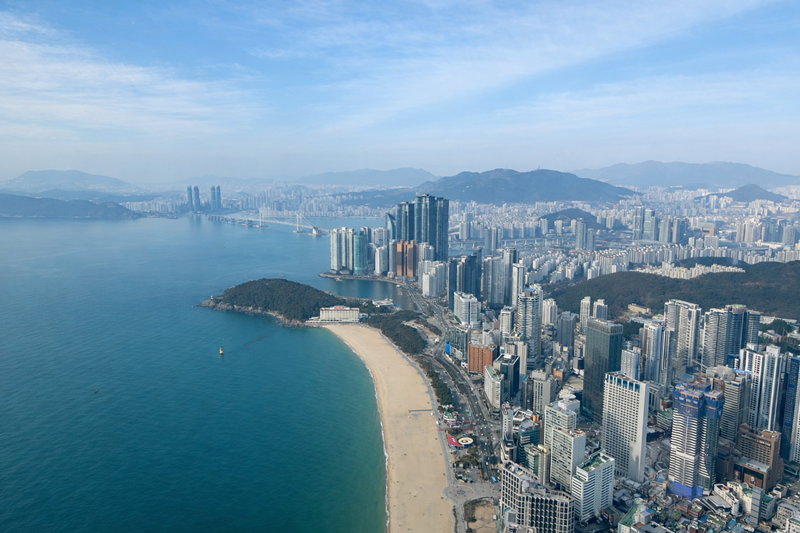 Foto di atas menunjukkan panorama Pantai Haeundae dari BUSAN X the SKY yang merupakan salah satu destinasi wisata utama di daerah Haeundae-gu, Kota Busan. (Margareth Theresia)   
