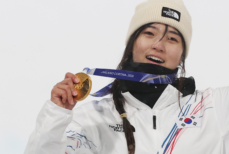 Choi Gaon terlihat sedang memegang medali emas yang ia dapatkan pada babak final snowboard halfpipe putri Olimpiade Musim Dingin Milano-Cortina 2026 yang diselenggarakan pada tanggal 12 Februari 2026 (waktu setempat) di Livigno Snow Park, Italia. (Yonhap News)  