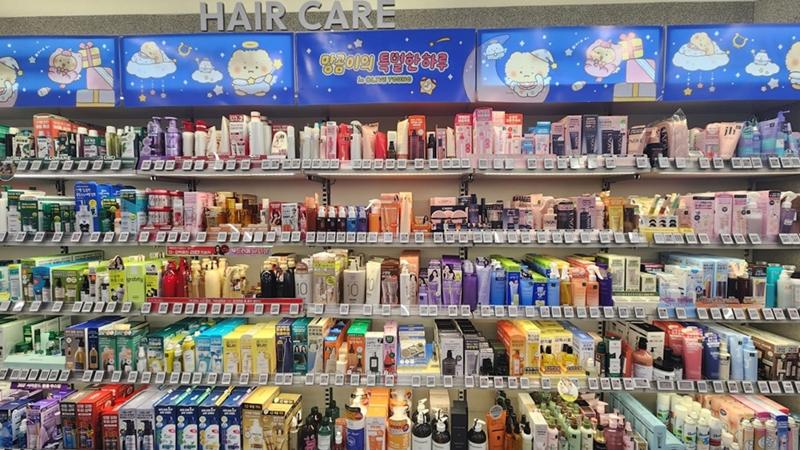 Pada tahun 2025, nilai pembelian langsung produk Korea secara daring oleh konsumen luar negeri tercatat mencapai 3,02 triliun won. Foto di atas menunjukkan produk-produk yang dipajang di sebuah toko kosmetik, Jongno-gu, Seoul. (Lee Jihae)