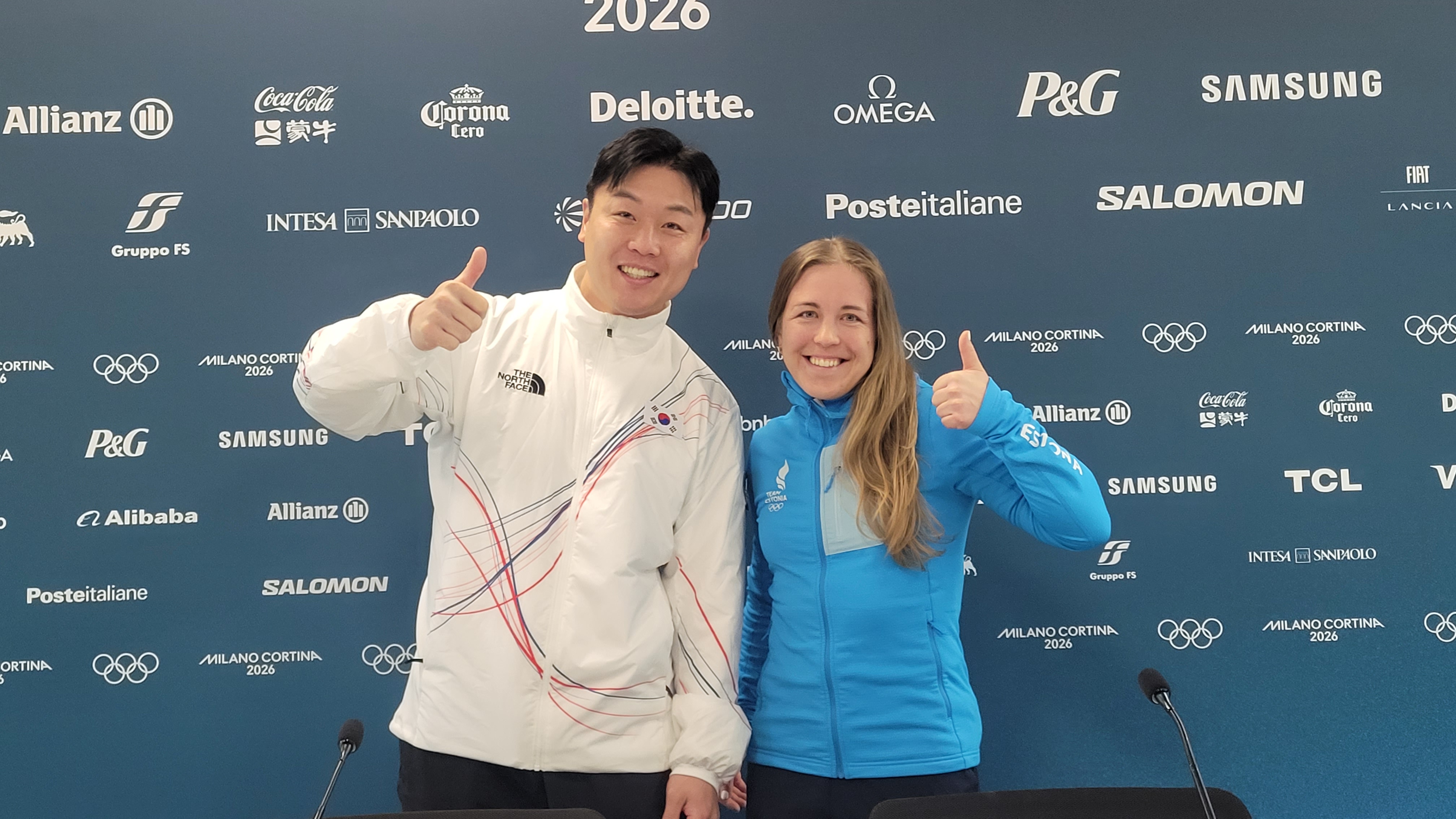 Won Yunjong (kiri) dan Jogana Taliharm (Estonia) berfoto bersama setelah terpilih sebagai anggota Komisi Atlet Komite Olimpiade Internasional pada tanggal 19 Februari 2026 (waktu setempat) di Kampung Atlet Olimpiade Musim Dingin Milano-Cortina 2026, Italia. (Komite Olahraga dan Olimpiade Korea)  