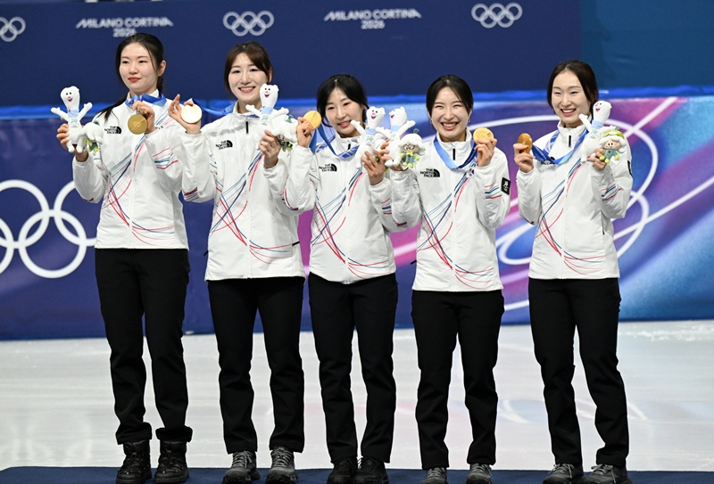 Tim nasional Korea berpose setelah berhasil meraih medali emas babak final seluncur cepat trek pendek estafet 3.000 meter putri Olimpiade Musim Dingin Milano-Cortina 2026 pada tanggal 18 Februari 2026 (waktu setempat) di Milano MSK-Competition Rink, Milano, Italia. Dari kiri ke kanan: Shim Sukhee, Noh Dohee, Lee Soyeon, Kim Gilli, dan Choi Minjeong.  