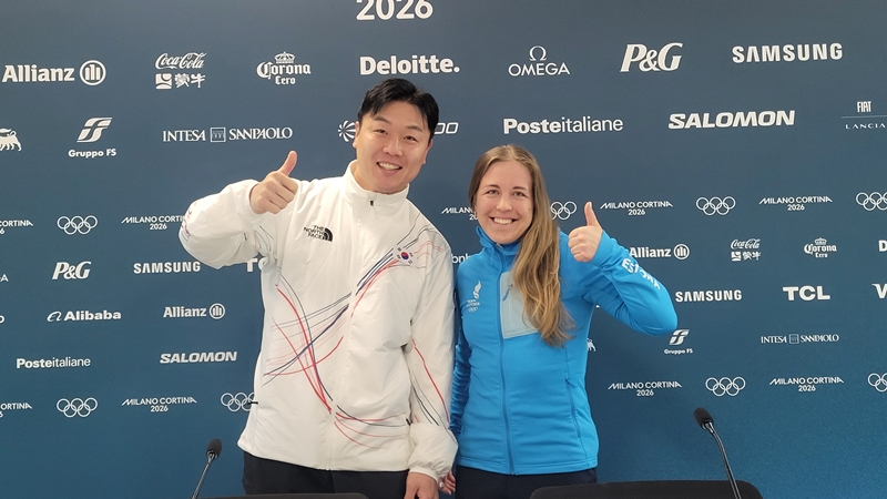 Won Yunjong (kiri) dan Jogana Taliharm (Estonia) berfoto bersama setelah terpilih sebagai anggota Komisi Atlet Komite Olimpiade Internasional pada tanggal 19 Februari 2026 (waktu setempat) di Kampung Atlet Olimpiade Musim Dingin Milano-Cortina 2026, Italia. (Komite Olahraga dan Olimpiade Korea)  