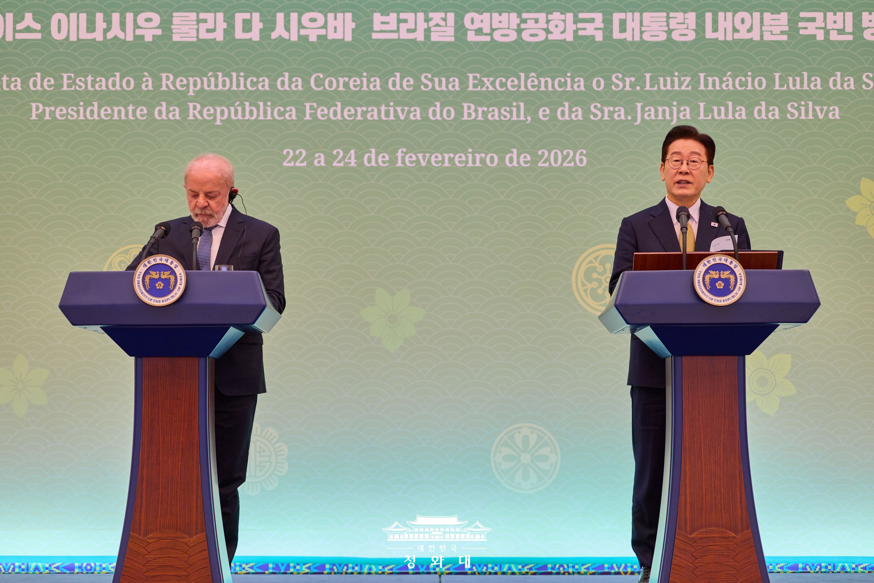 Presiden Lee Jae Myung (kanan) dan Presiden Brasil Luiz In&aacute;cio Lula da Silva menyampaikan pernyataan pers bersama pada tanggal 23 Februari 2026 di Cheong Wa Dae.