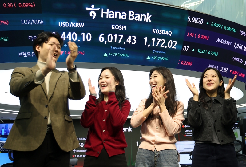 Pada tanggal 25 Februari 2026 ketika indeks KOSPI menembus level 6.000 poin sejak awal perdagangan, papan elektronik di dealing room kantor pusat Hana Bank di Jung-gu, Seoul, menampilkan situasi pasar saham. (Yonhap News)