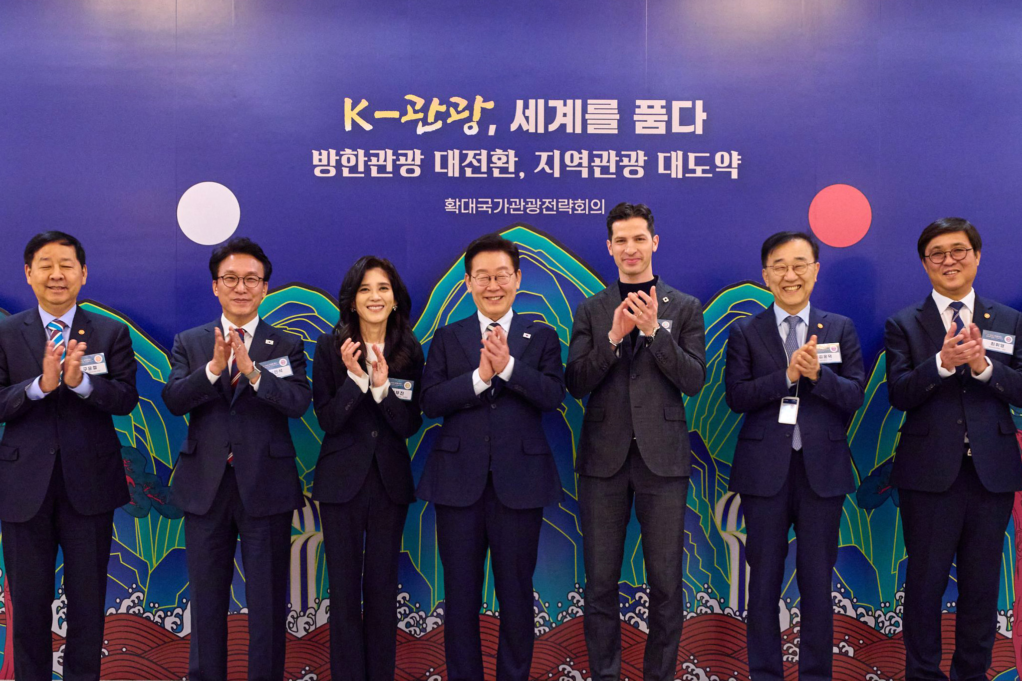 Presiden Lee Jae Myung (tengah), Perdana Menteri Kim Min-seok (kedua dari kiri) dan berbagai menteri terkait berfoto bersama dalam rapat terkait strategi pariwisata Korea yang digelar pada tanggal 25 Februari 2026 di Cheong Wa Dae, Jongno-gu, Seoul. 