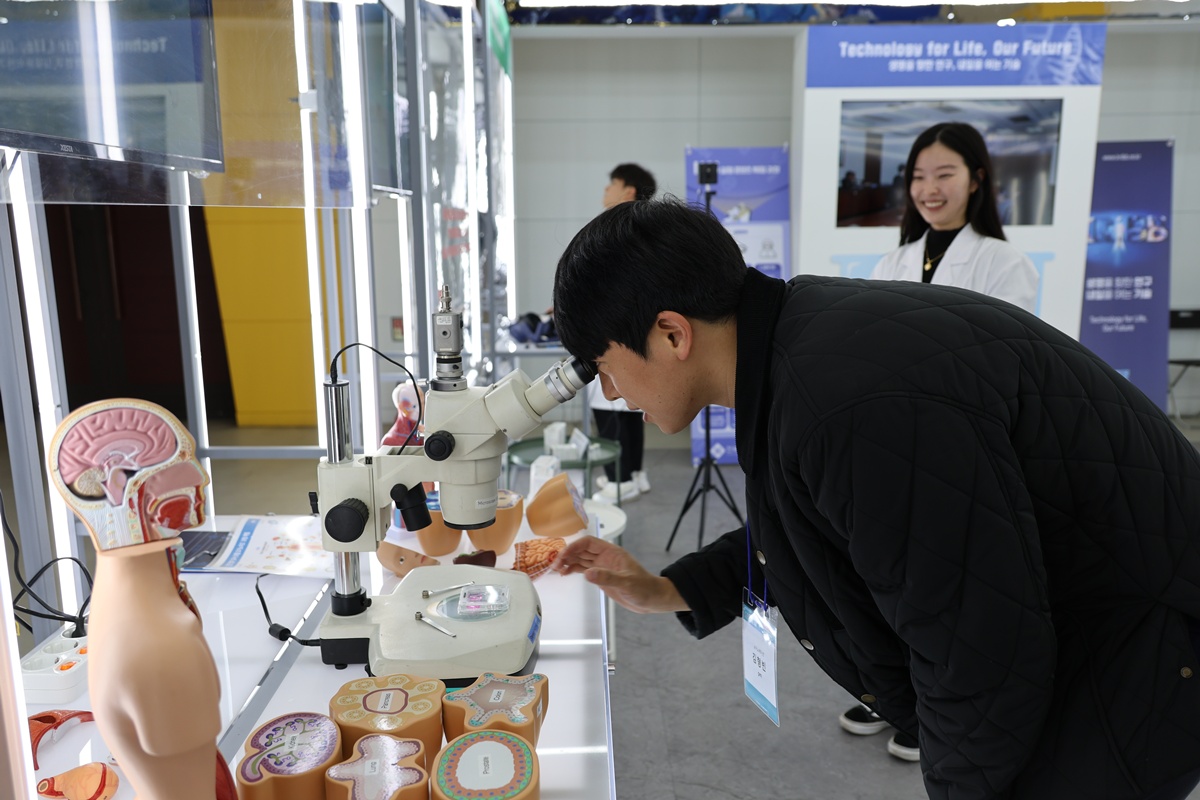 Seorang pengunjung memperhatikan organoid yang dipamerkan dalam Pameran Komersialisasi Teknologi dalam peringatan 50 tahun Kawasan Penelitian dan Pengembangan Daedeok pada tanggal 20 Oktober 2023 di Daejeon Convention Center (DCC), Yuseong-gu, Daejeon. Organoid adalah struktur sel tiga dimensi yang dibuat menyerupai organ manusiaa dengan memanfaatkan sel punca. Teknologi tersebut dianggap sebagai salah satu metode uji coba yang dapat menggantikan uji coba pada hewan. (Yonhap News)  