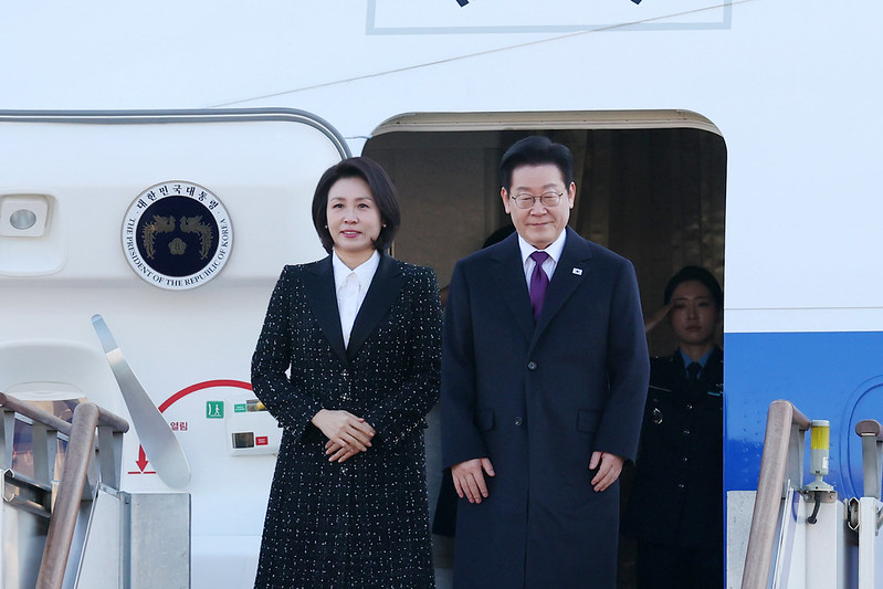 Cheong Wa Dae mengumumkan pada tanggal 27 Februari 2026 bahwa Presiden Lee Jae Myung akan melakukan kunjungn kenegaraan ke Singapura dan Filipina pada tanggal 1-4 Maret 2026. Foto di atas menunjukkan Presiden Lee Jae Myung dan Ibu Negara Kim Hae Kyung saat memberikan salam sebelum berangkat untuk kunjungan ke Jepang pada tanggal 13 Januari 2026 di Bandara Seoul, Kota Seongnam, Provinsi Gyeonggi. (Lee Jeong Woo)